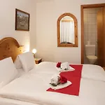 Abendrot Apartments-2 By Interhome גרינדלוולד